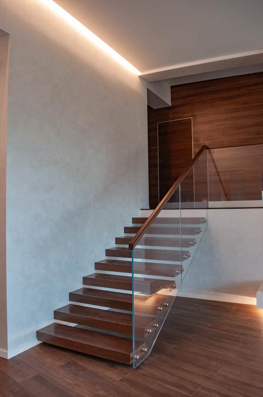 Консольная лестница в доме с несколькими уровнями пола