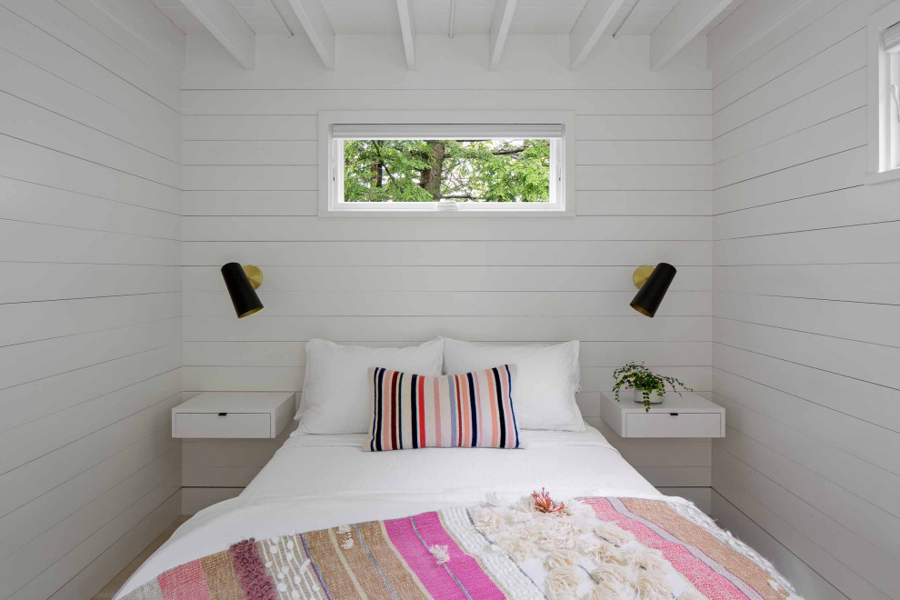 Rustikales Gästezimmer mit weißer Wandfarbe, Holzdecke und Holzdielenwänden in Boston