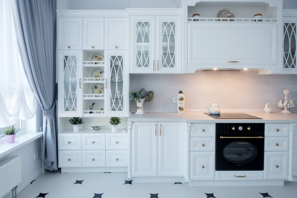 Idéer för ett mellanstort klassiskt grå linjärt kök och matrum, med en nedsänkt diskho, luckor med upphöjd panel, vita skåp, svarta vitvaror, klinkergolv i keramik och vitt golv