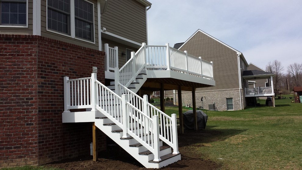 Inspiration for a mid-sized timeless backyard deck remodel