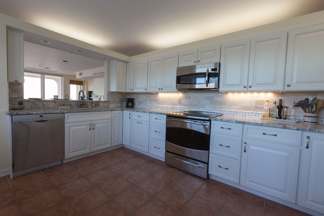 Beach-front Condo: Kitchen klassisch-modern-kueche