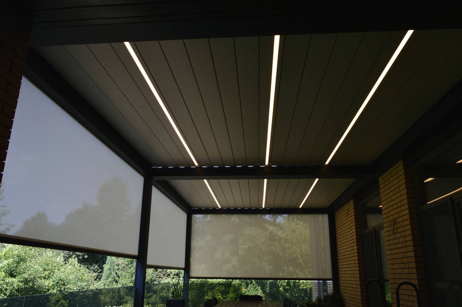 Сдвоенная биоклиматическая пергольная конструкция Renson Camargue