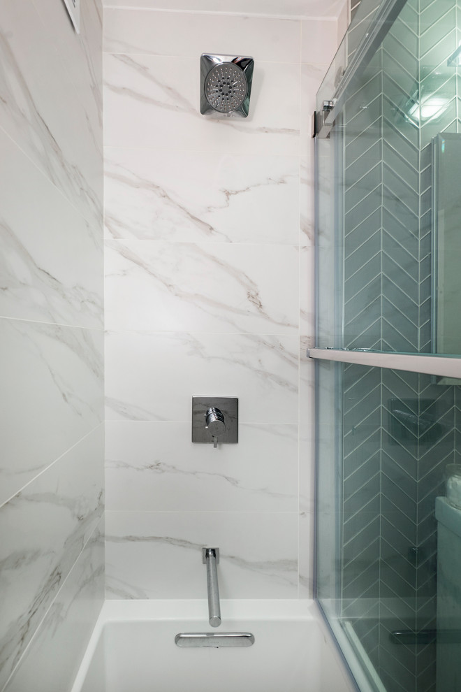 Свежая идея для дизайна: ванная комната в стиле модернизм с серыми фасадами - отличное фото интерьера
