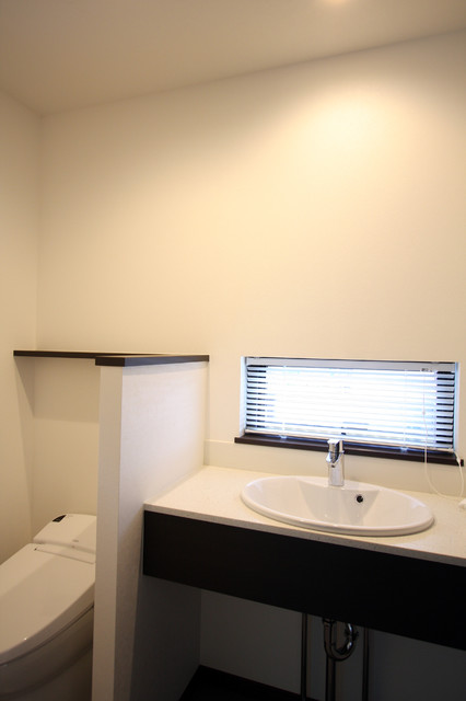 防音スタジオをもつ海の家！ moderno-bagno-di-servizio