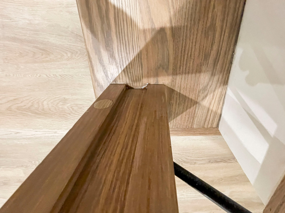 Foto di una grande scala sospesa minimalista con pedata in legno, alzata in legno e parapetto in materiali misti