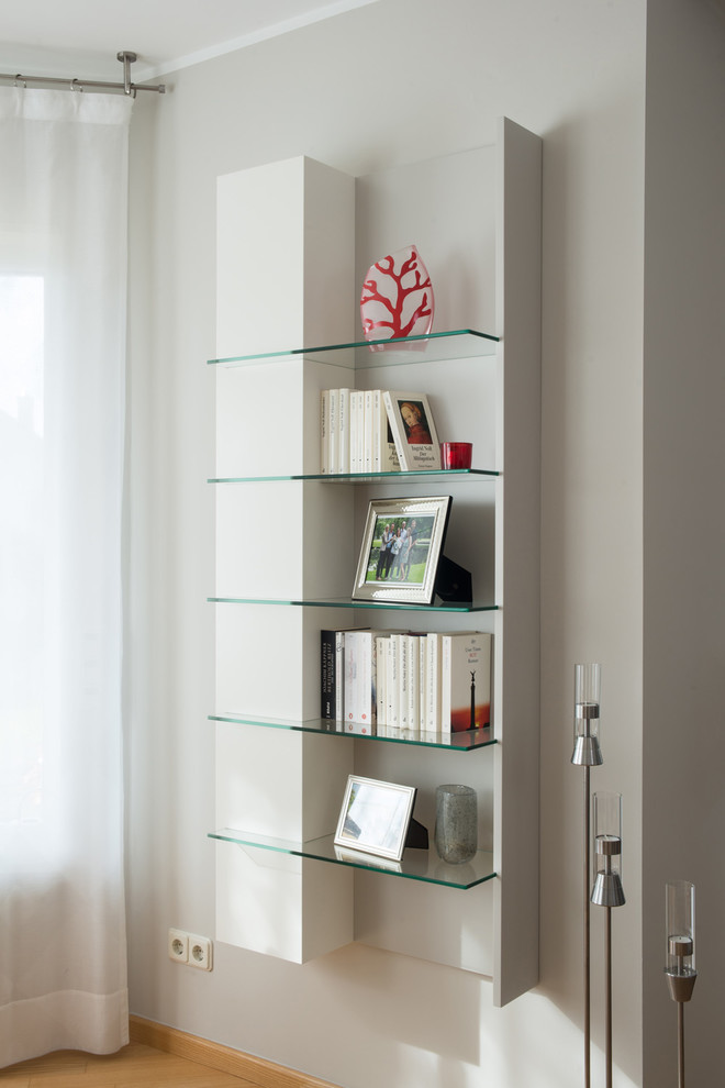 Mittelgroßes Modernes Esszimmer mit braunem Holzboden, braunem Boden und grauer Wandfarbe in Sonstige