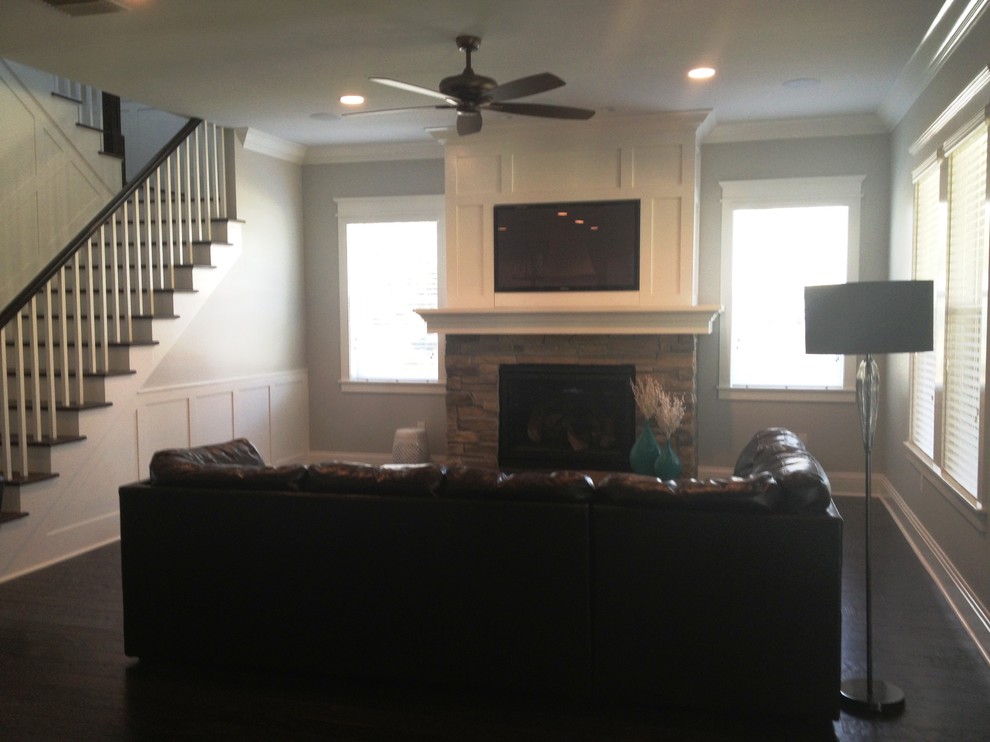 This is an example of an arts and crafts family room in Tampa.
