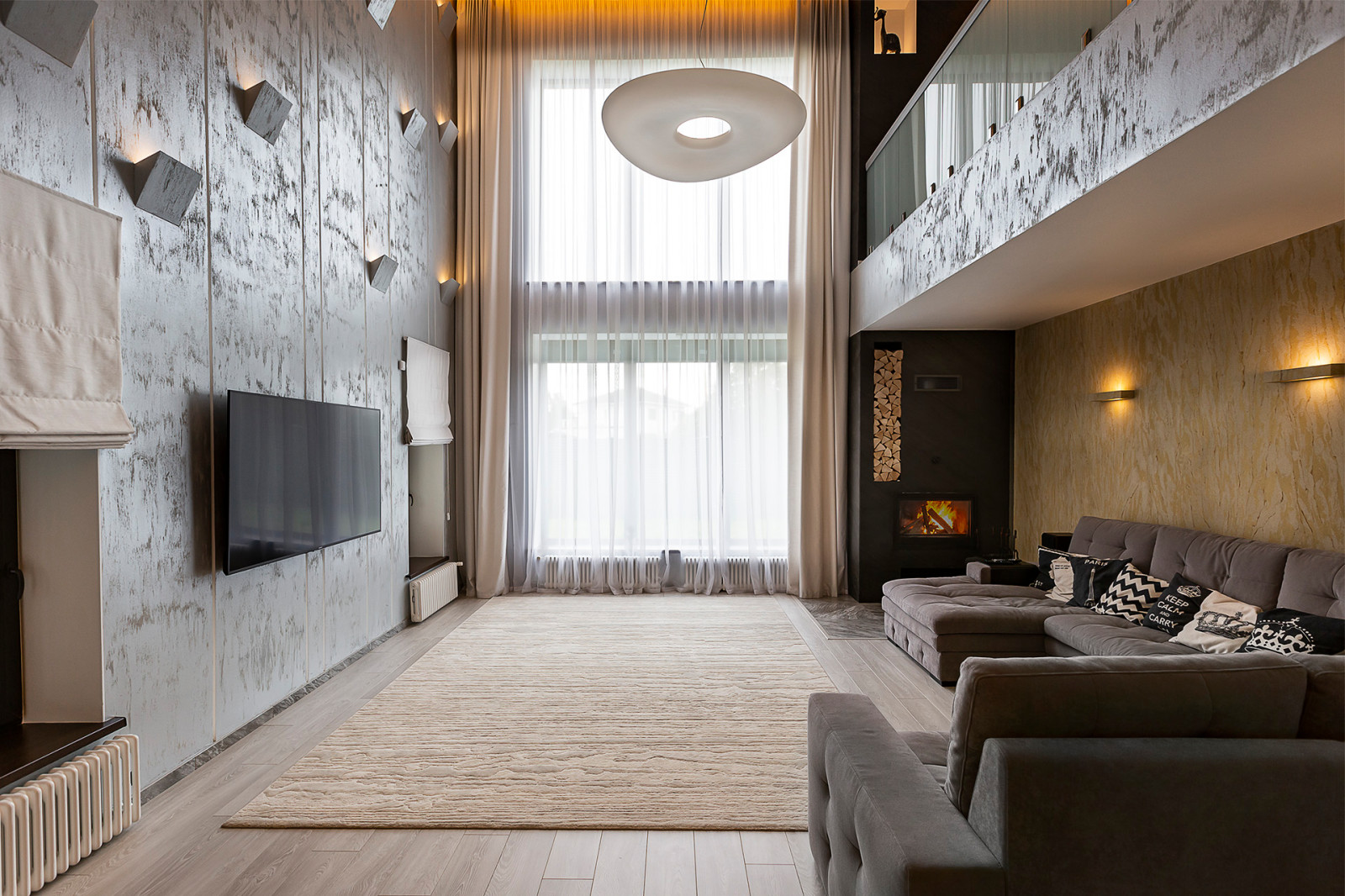 Дом с серебристыми стенами / House with silver walls