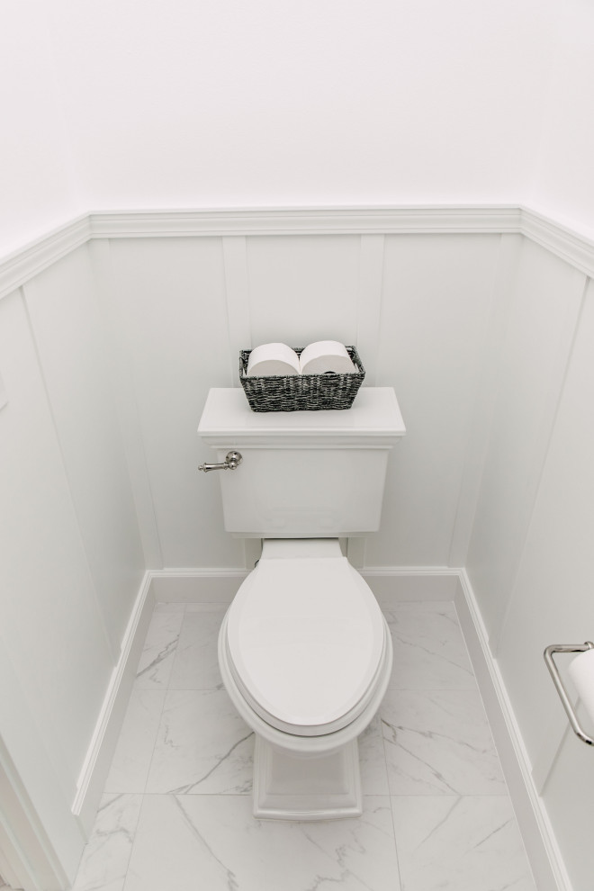Cette image montre une très grande salle de bain principale design avec un placard à porte shaker, des portes de placard blanches, une baignoire indépendante, une douche à l'italienne, WC séparés, un carrelage multicolore, des carreaux de porcelaine, un mur blanc, un sol en carrelage de porcelaine, un lavabo encastré, un plan de toilette en quartz modifié, un sol multicolore, aucune cabine, un plan de toilette gris, une niche, meuble double vasque, meuble-lavabo encastré et boiseries.