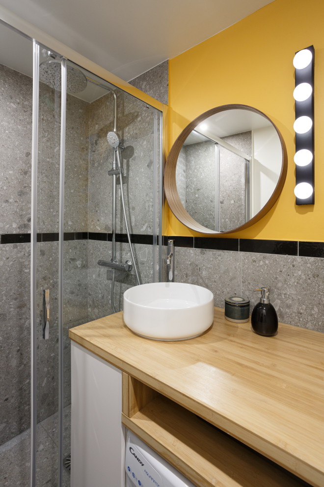 Cette photo montre une petite salle d'eau grise et jaune tendance en couloir avec un placard à porte plane, une douche à l'italienne, WC à poser, un carrelage gris, des carreaux de céramique, un sol en carrelage de céramique, une vasque, un plan de toilette en bois, un sol gris, un plan de toilette marron et meuble simple vasque.