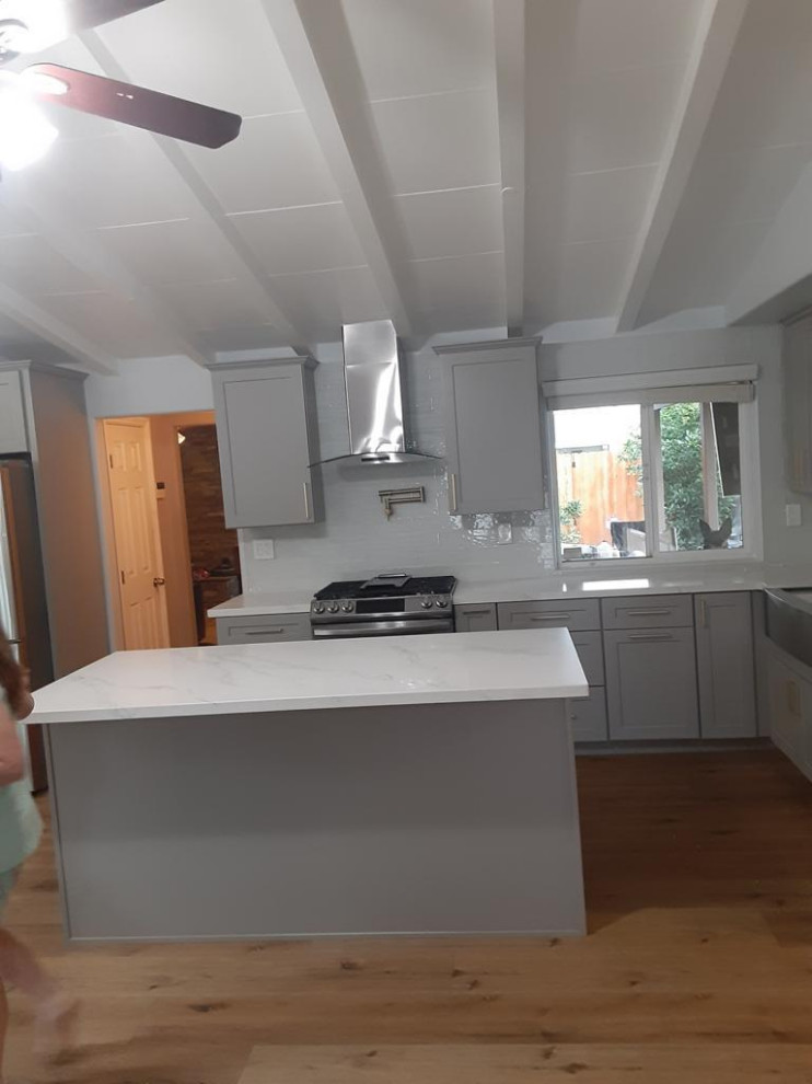 Foto di una cucina abitabile moderna di medie dimensioni con ante in stile shaker e ante grigie