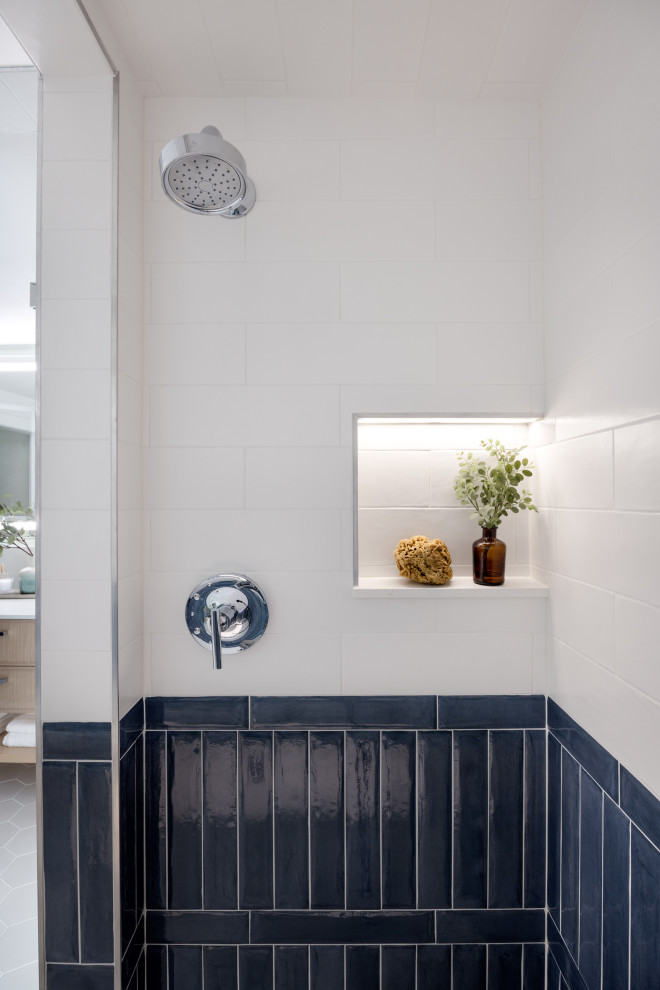 Klassisk inredning av ett mellanstort vit vitt en-suite badrum, med skåp i ljust trä, ett fristående badkar, en kantlös dusch, en bidé, blå kakel, keramikplattor, vita väggar, klinkergolv i keramik, ett undermonterad handfat, bänkskiva i kvarts, vitt golv och dusch med gångjärnsdörr
