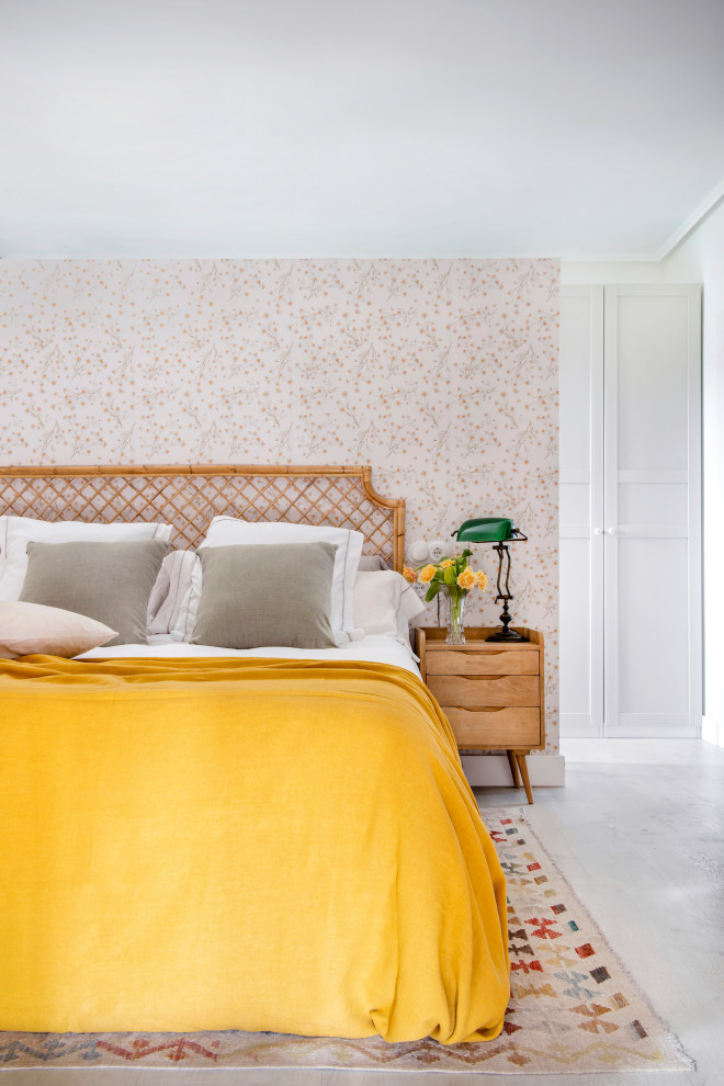 Modelo de dormitorio de estilo de casa de campo con paredes multicolor, suelo blanco y papel pintado