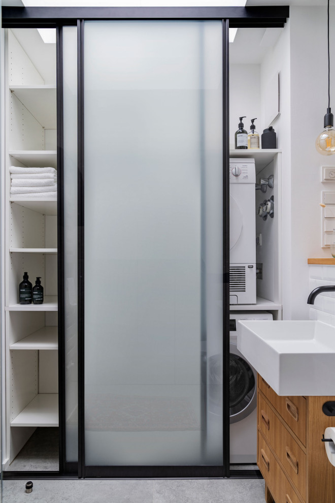Esempio di una stanza da bagno minimalista con pareti bianche, parquet chiaro, pavimento beige e mobile bagno incassato