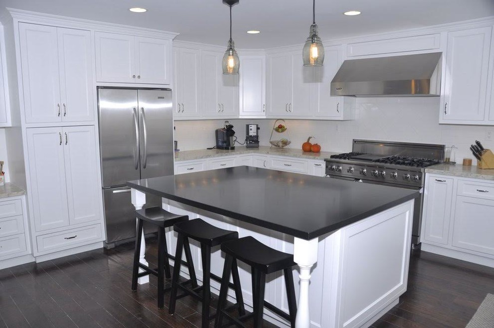 Kitchen - transitional kitchen idea in Los Angeles