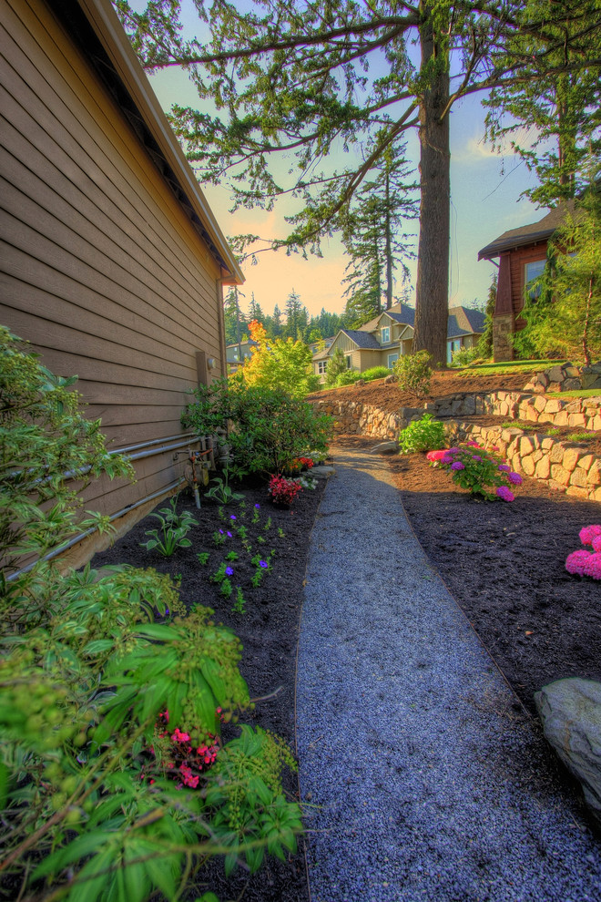 Design ideas for a traditional side yard garden in Portland with gravel.