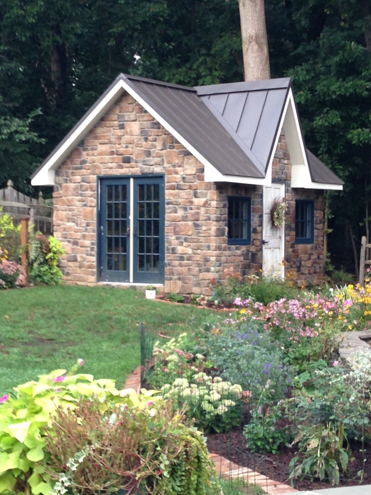 Design ideas for a mid-sized traditional detached garden shed in DC Metro.