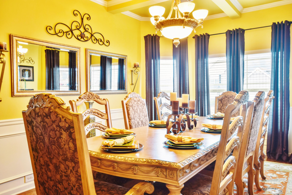 Стильный дизайн: столовая в классическом стиле с желтыми стенами, светлым паркетным полом, коричневым полом и кессонным потолком - последний тренд