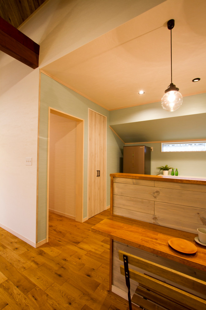 Kleine Asiatische Wohnküche mit weißer Wandfarbe, hellem Holzboden, beigem Boden, Tapetendecke und Tapetenwänden in Sonstige