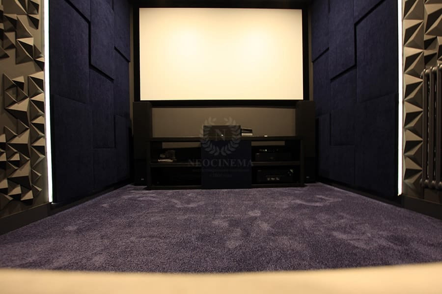 Immagine di un piccolo home theatre chiuso con pareti blu, moquette, schermo di proiezione e pavimento blu