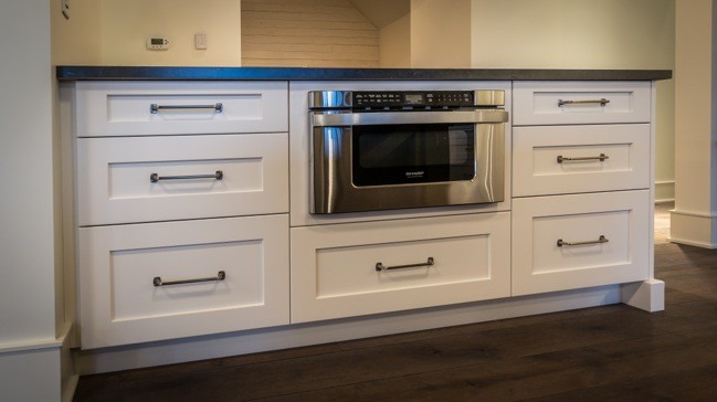 Kitchen - transitional kitchen idea in Vancouver