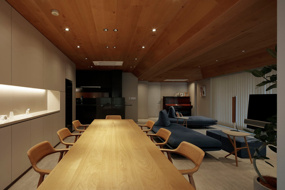 Idee per una grande sala da pranzo aperta verso il soggiorno minimalista con pareti grigie, pavimento con piastrelle in ceramica, pavimento grigio, soffitto in legno e carta da parati
