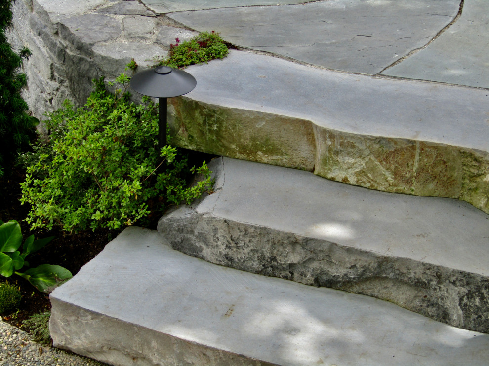 Inspiration pour un jardin avant marin avec pierres et graviers, une exposition partiellement ombragée et des pavés en pierre naturelle.