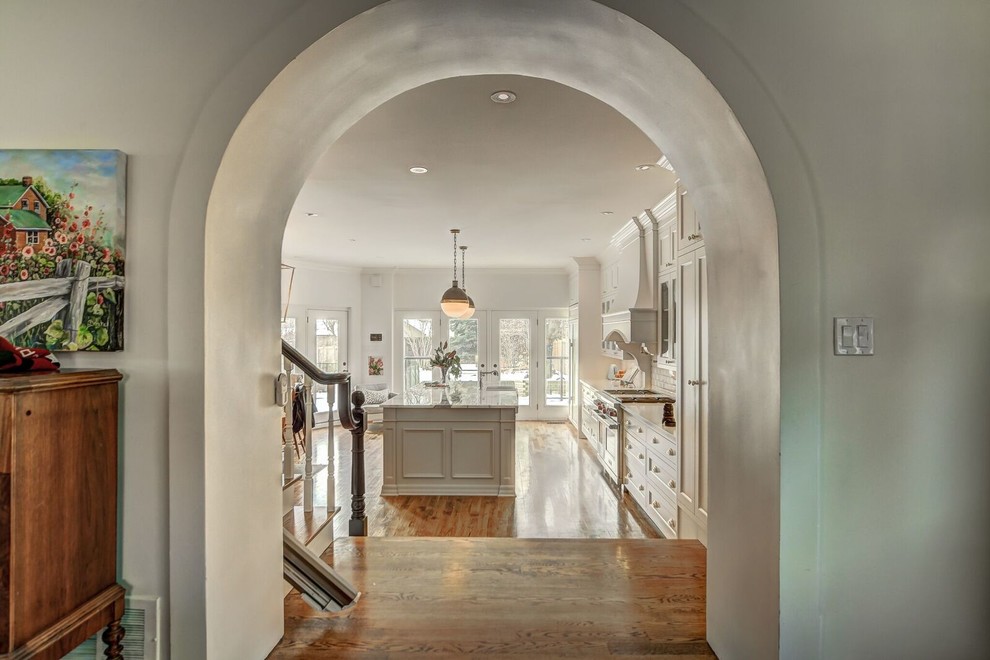 Inspiration for a transitional home design remodel in Toronto