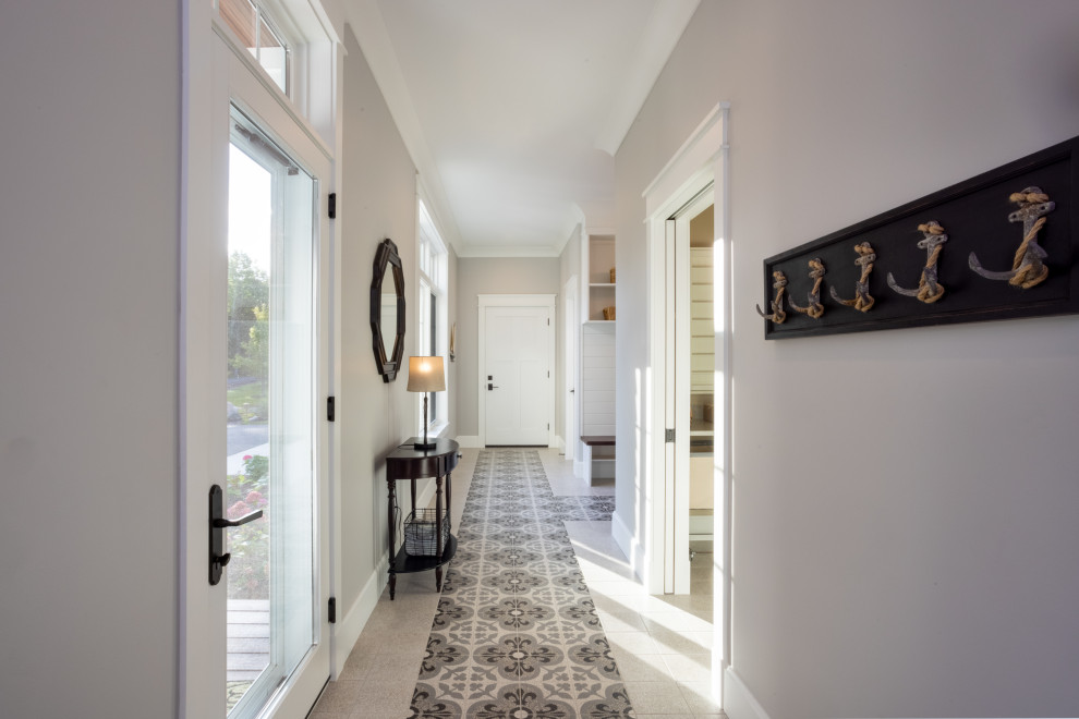 Идея дизайна: большой коридор в классическом стиле с серыми стенами, полом из керамической плитки и разноцветным полом