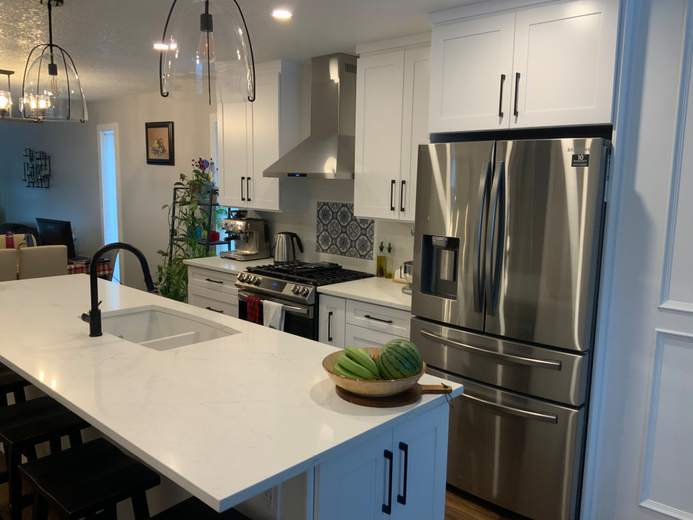 Kitchen - mid-sized transitional kitchen idea in Calgary