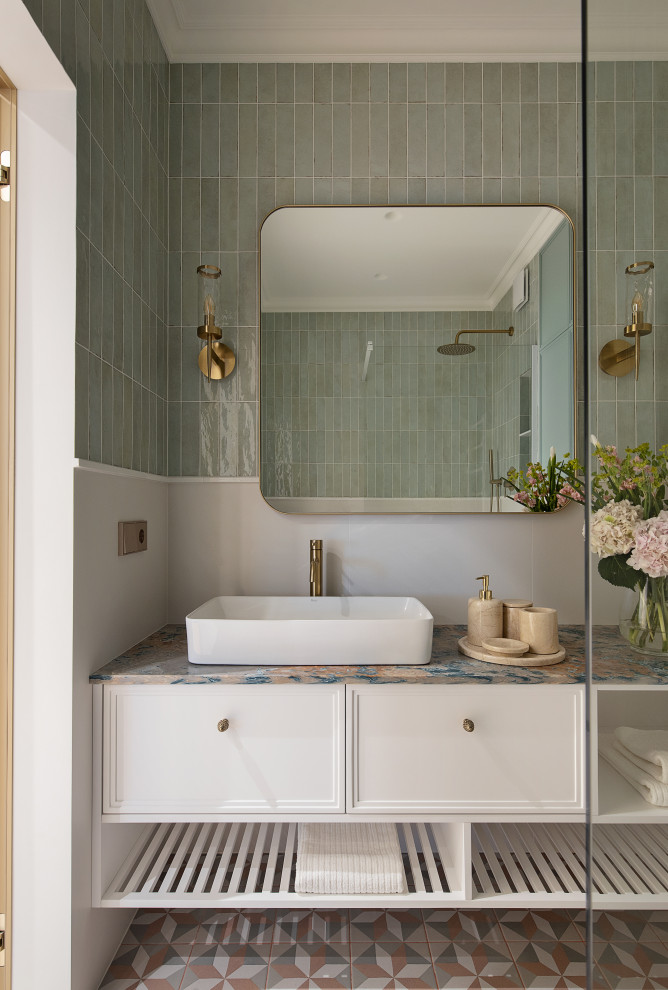 Inspiration för mellanstora moderna turkost badrum med dusch, med luckor med upphöjd panel, vita skåp, en kantlös dusch, grön kakel, keramikplattor, vita väggar, klinkergolv i keramik, ett nedsänkt handfat, bänkskiva i kvarts, flerfärgat golv, med dusch som är öppen och en bidé