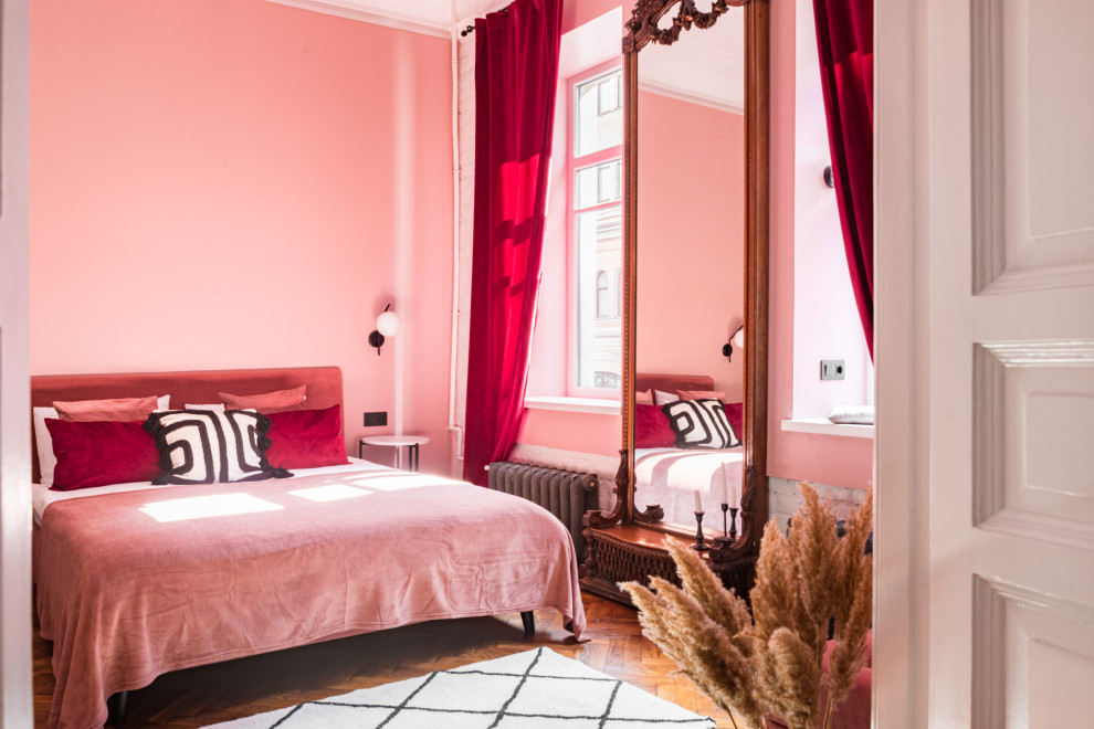 Источник вдохновения для домашнего уюта: гостевая спальня среднего размера, (комната для гостей) в стиле лофт с розовыми стенами, паркетным полом среднего тона, угловым камином, фасадом камина из плитки, коричневым полом и кирпичными стенами