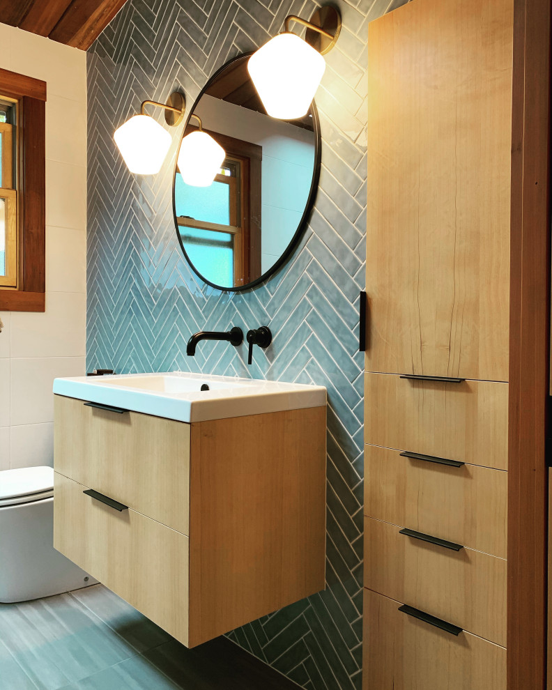 Modelo de cuarto de baño único y flotante vintage con armarios con paneles empotrados, puertas de armario de madera clara, baldosas y/o azulejos verdes, baldosas y/o azulejos de cerámica y encimeras blancas