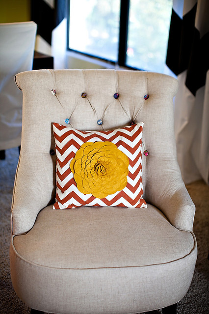 Button Tufted Chair and Chevron Floral Pillow eklektisch-wohnbereich