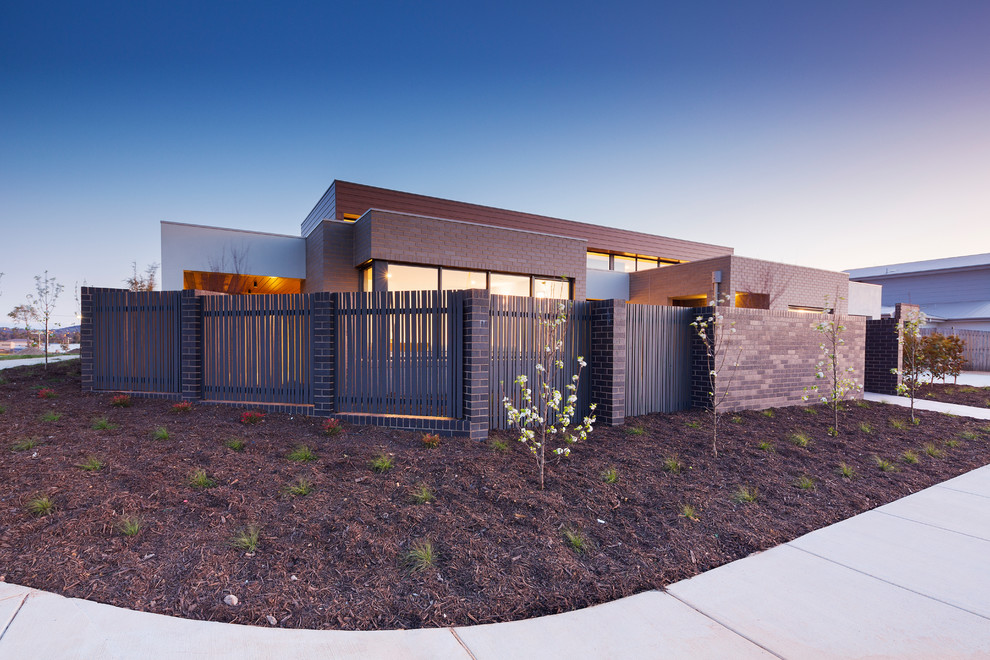 Inspiration for a contemporary exterior in Canberra - Queanbeyan.