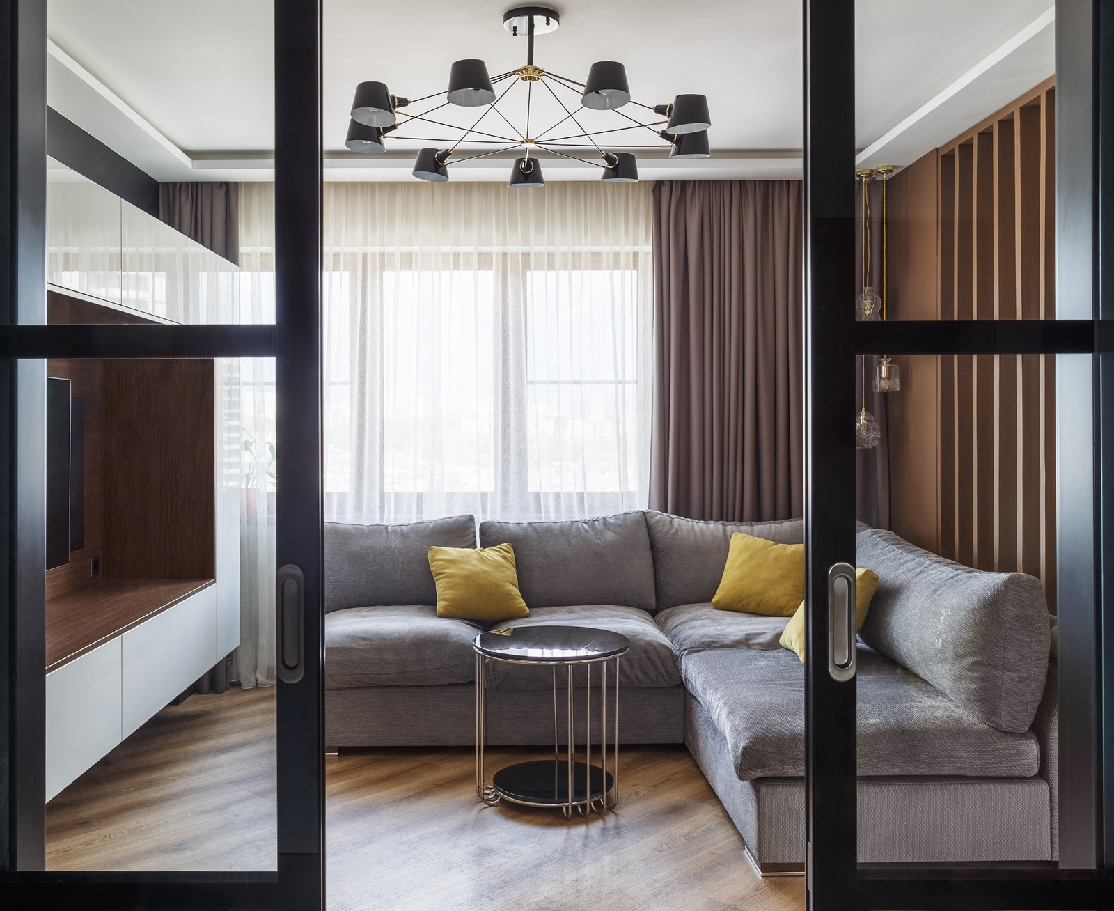 Кухня-гостиная с деревянной декоративной перегородкой