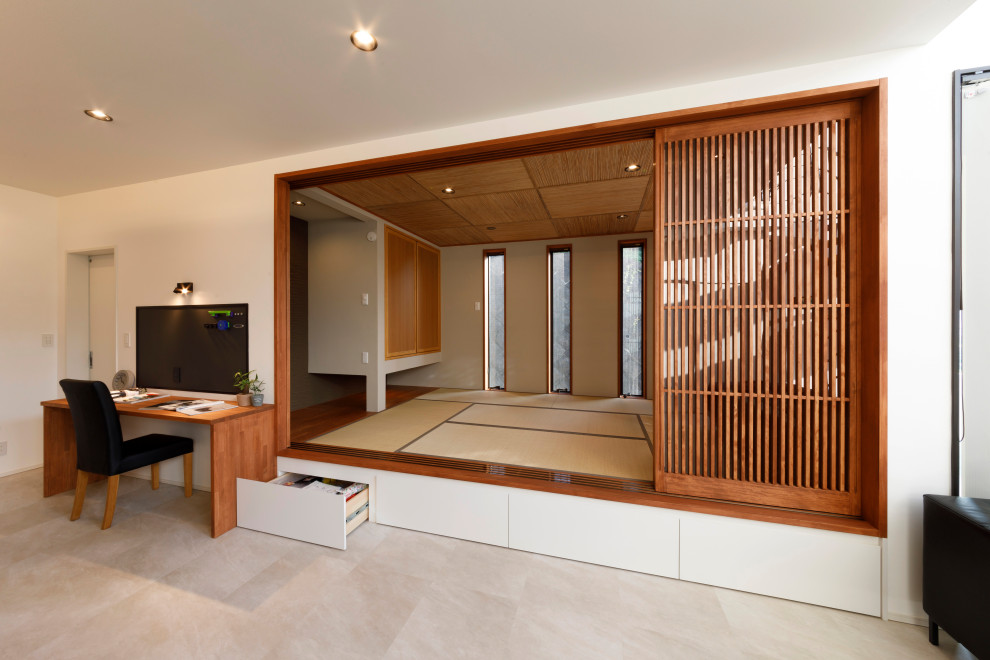 Abgetrenntes Wohnzimmer mit beiger Wandfarbe, Tatami-Boden, beigem Boden und Holzdielenwänden in Sonstige
