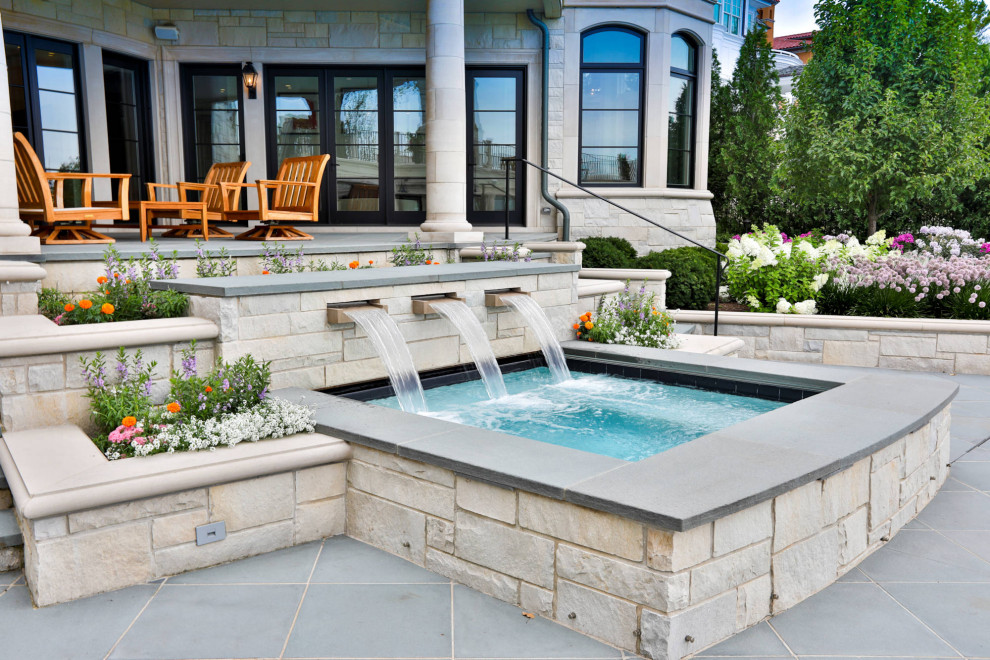 Idee per una piscina monocorsia chic rettangolare di medie dimensioni e in cortile con paesaggistica bordo piscina e pavimentazioni in pietra naturale