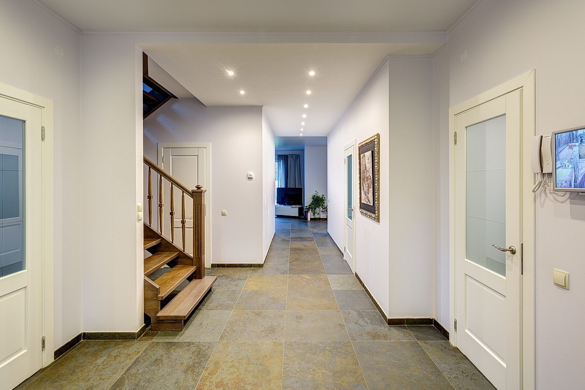 Натуральный камень в интерьере коттеджа