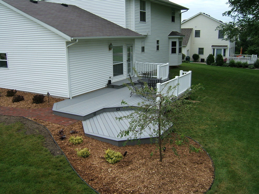 Transitional deck photo in Grand Rapids