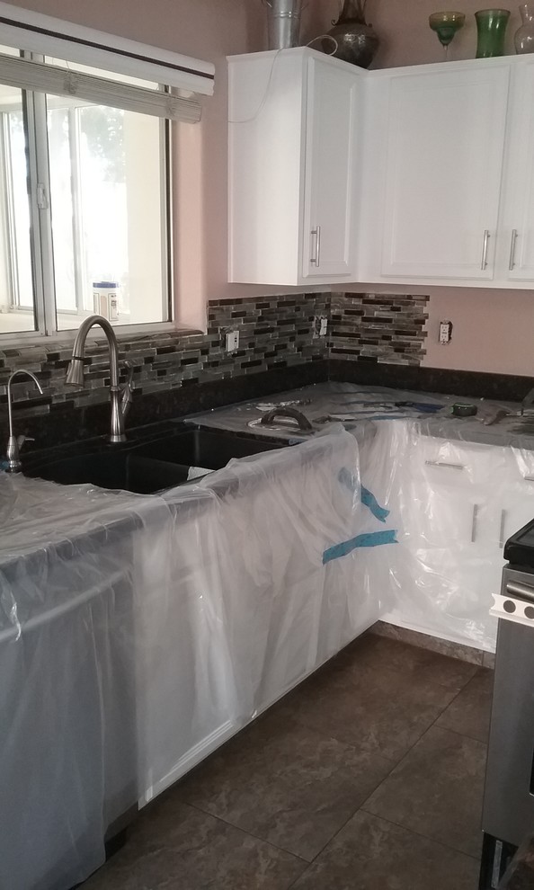 Kitchen - transitional kitchen idea in Phoenix