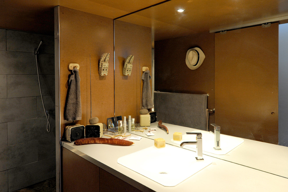 Photo of a contemporary bathroom in Bordeaux.