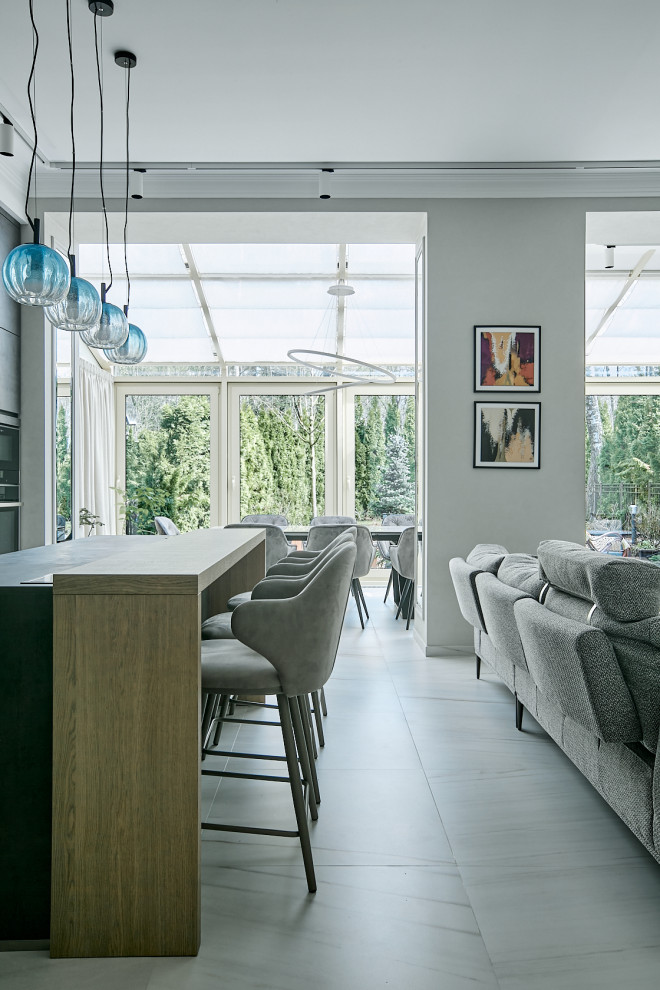 Idée de décoration pour un salon design ouvert avec un mur gris, un sol en carrelage de porcelaine, un sol blanc et un plafond décaissé.