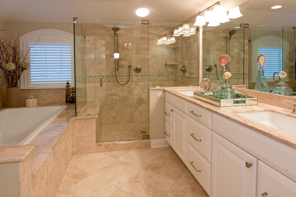 Foto di una stanza da bagno stile marinaro con vasca ad angolo