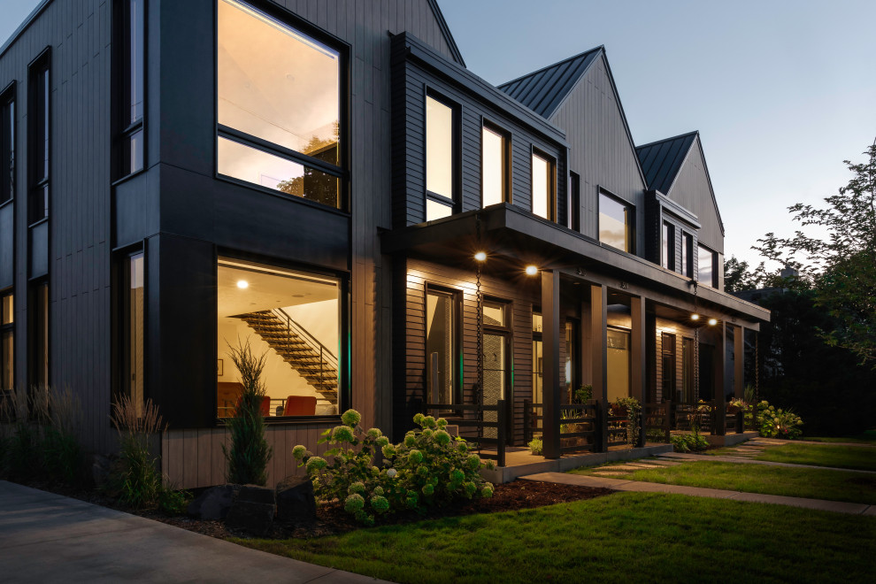 Mittelgroßes, Dreistöckiges Skandinavisches Reihenhaus mit Mix-Fassade, brauner Fassadenfarbe, Satteldach, Blechdach und schwarzem Dach in Minneapolis