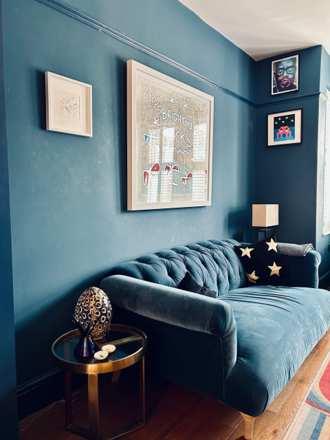 Blue colour drenched maximalist lounge eklektisk-dagligstue