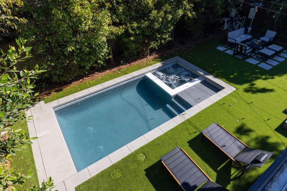 Imagen de piscinas y jacuzzis minimalistas de tamaño medio rectangulares en patio trasero