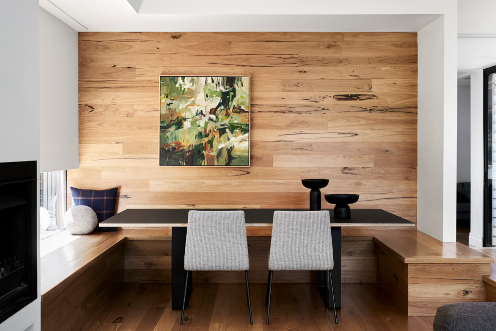 Idée de décoration pour une salle à manger ouverte sur le salon design en bois de taille moyenne avec un mur blanc et parquet clair.
