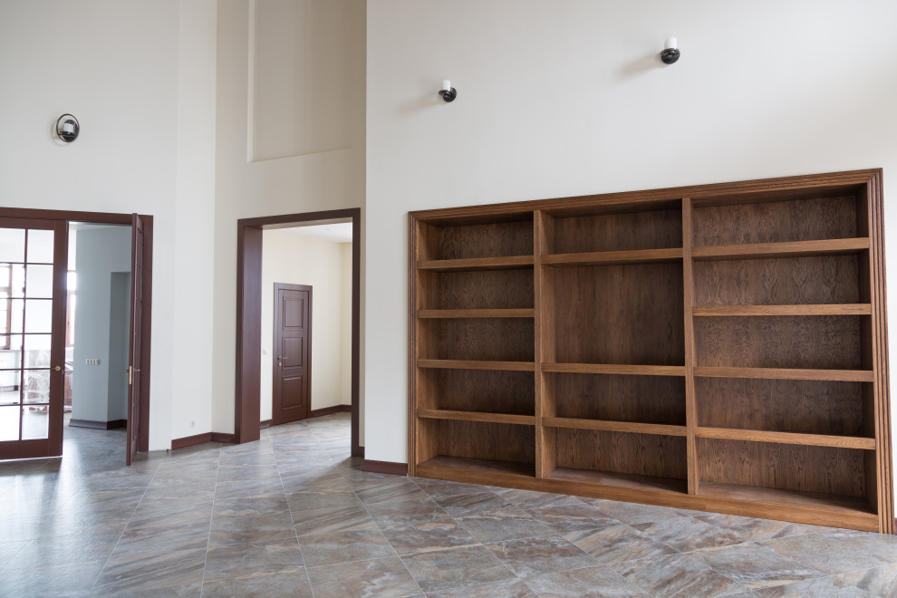 Встроенный открытый шкаф в каминной из дуба в масле