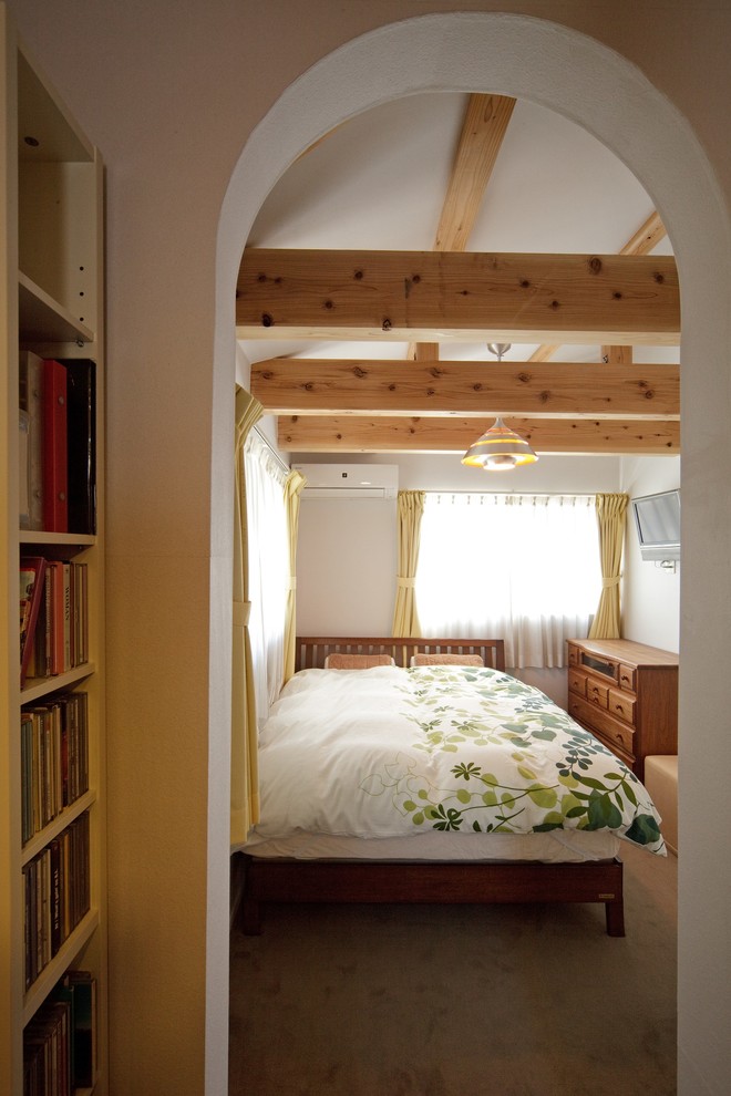 This is an example of a mid-sized country master bedroom in Kobe with white walls and no fireplace.